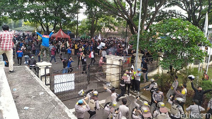 Aksi demonstrasi di Cianjur berujung ricuh