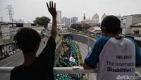 Warga sekitar menonton aksi para pengunjuk rasa dari flyover.  