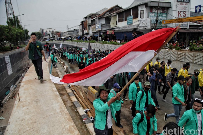 Ratusan Mahasiswa dan beberapa anak STM melakukan longmarch di kawasan Jalan Letjen Suprapto dan Jalan Kramat Pulo, Senen, Jakarta Pusat, Kamis (8/10).