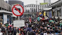 Para mahasiswa berorasi menolak omnibus law UU Cipta Kerja.  