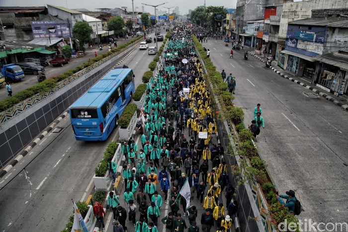 Ratusan Mahasiswa dan beberapa anak STM melakukan longmarch di kawasan Jalan Letjen Suprapto dan Jalan Kramat Pulo, Senen, Jakarta Pusat, Kamis (8/10).