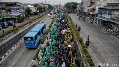 Aksi Long March Mahasiswa dan STM di Kawasan Senen