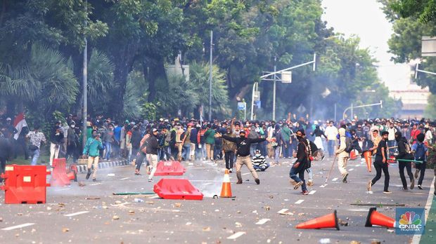 Aksi massa demo tolak Omnibuslaw berujung ricuh di kawasan Harmoni Jakarta, Kamis (8/10/2020). (CNBC Indonesia/Andrean Kristianto)