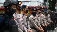 Personel Brimob juga membentuk barikade di belakang polisi bertameng.