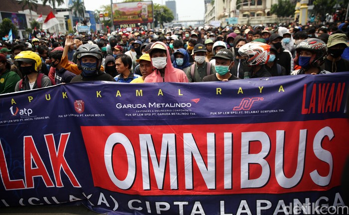 Ratusan warga dari berbagai elemen melakukan aksi unjuk rasa di perempatan Harmoni, Jakarta, Kamis (8/10/2020). Mereka melakukan aksi menolak UU Omnibus Law.