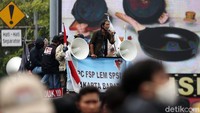 Orator aksi menilai bahwa pemerintah tidak pro rakyat karena disahkannya UU Ciptaker.