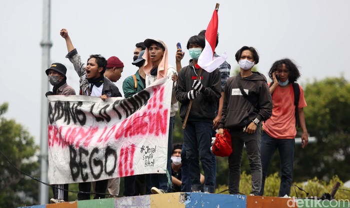 Ratusan warga dari berbagai elemen melakukan aksi unjuk rasa di perempatan Harmoni, Jakarta, Kamis (8/10/2020). Mereka melakukan aksi menolak UU Omnibus Law.