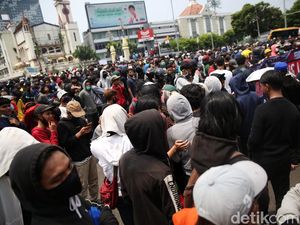 Video Kerusuhan di Kawasan Harmoni Jakarta, Massa Serang Aparat
