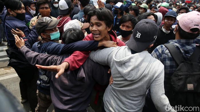 Aksi Tolak UU Omnibus Law di Harmoni Ratusan warga dari berbagai elemen melakukan aksi unjuk rasa di perempatan Harmoni, Jakarta, Kamis (8/10/2020). Mereka melakukan aksi menolak UU Omnibus Law.
