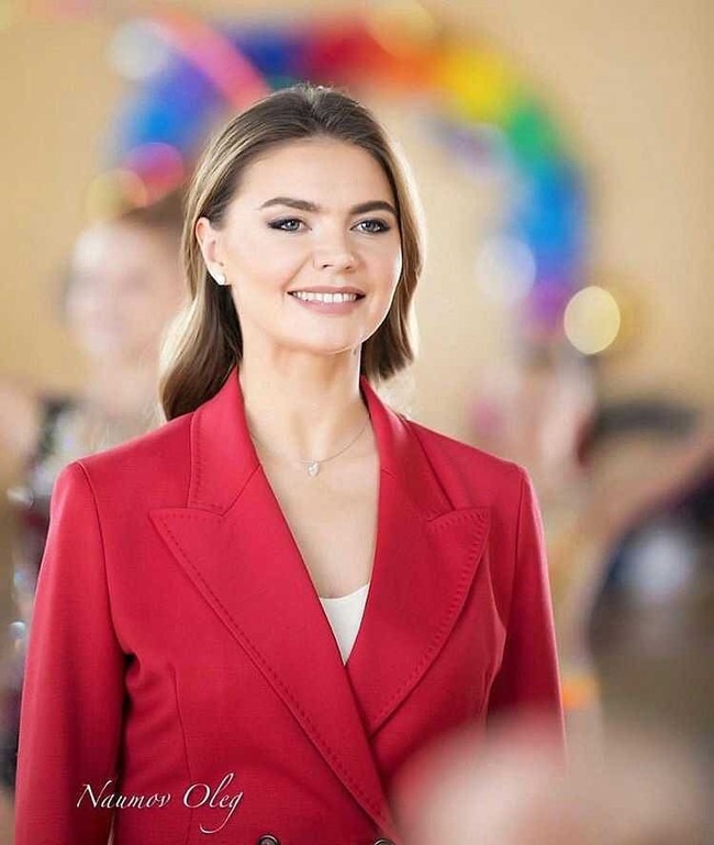 Karier berpolitiknya hanya bertahan selama tujuh tahun. Di 2014, Alina memilih mundur dan menjadi direktur di salah satu stasiun TV.  Foto: Instagram Alina Kabaeva Fan