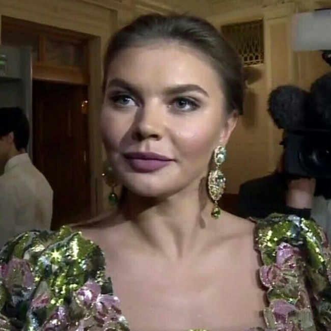 Alina juga pernah terjun ke dunia akting, membintangi film kungfu Jepang berjudul Red Shadow. Dalam film tersebut, wanita kelahiran 12 Mei 1983 itu berperan sebagai ninja Rusia. Foto: Instagram Alina Kabaeva Fan