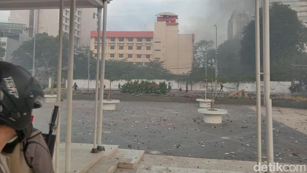 alun-alun surabaya rusak ulah pendemo