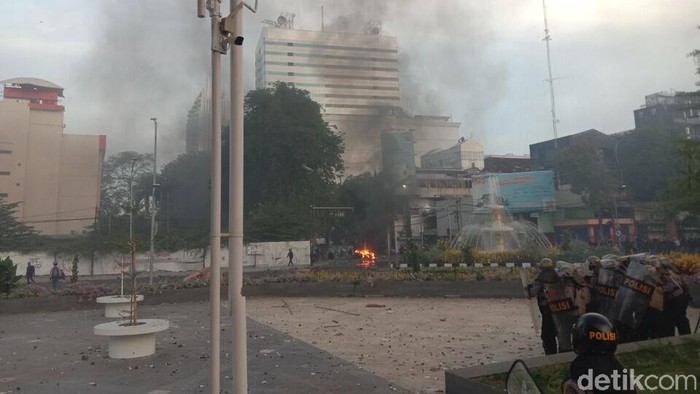 alun-alun surabaya rusak ulah pendemo
