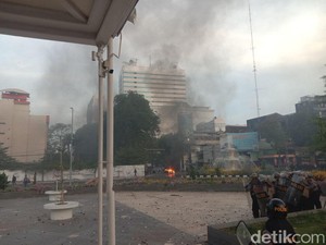 Taman Alun-Alun Suroboyo Hancur Diinjak-injak Pendemo