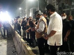 Anies Datangi Bundaran HI, Cek Halte yang Hangus Dibakar Massa Demo