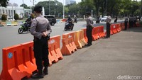 puluhan polisi melakukan penjagaan di sekitar Istana Negara jelang demo UU Cipta Kerja.