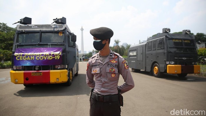 Antisipati Aksi Buruh, Istana Negara Jaga Ketat Polisi berjaga dikawasan Taman Pandang Istana Negara, Jakarta, Kamis (8/10/2020). Hari ini mahasiswa dan buruh berencana melakukan aksi tolak omnibus law di depan istana negara.