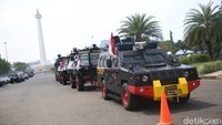 Mobil-mobil rantis juga disiagakan di Jalan Merdeka Barat.
