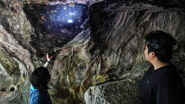 Sampai akhirnya di gua yang terakhir, mereka menemukan lukisan prasejarah yang berusia 2000-3000 tahun.