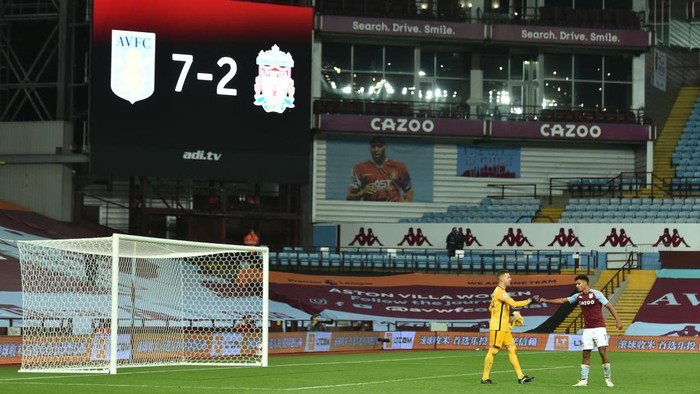 Aston Villa vs Liverpool BIRMINGHAM, ENGLAND - OCTOBER 04: Adrian of Liverpool shakes hands with Ollie Watkins of Aston Villa as the final score of 7-2 is seen on the big screen behind during the Premier League match between Aston Villa and Liverpool at Villa Park on October 04, 2020 in Birmingham, England. Sporting stadiums around the UK remain under strict restrictions due to the Coronavirus Pandemic as Government social distancing laws prohibit fans inside venues resulting in games being played behind closed doors. (Photo by Peter Powell - Pool/Getty Images)