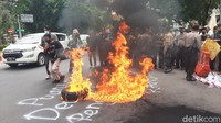Sempat melakukan orasi beberapa saat, mahasiswa kemudian membakar ban bekas di tengah jalan yang sebelumnya masih bisa dilalui kendaraan dari arah Balai Kota Bogor.