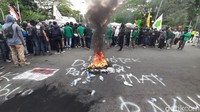 Tidak hanya itu, mahasiswa juga melakukan coret-coret di aspal depan gerbang Istana Bogor yang bertuliskan makian terhadap DPR RI.