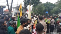 Hingga saat ini, aksi mahasiswa menolak undang-undang omnibus law masih terus berlangsung dengan penjagaan ketat petugas TNI dan Polri.
