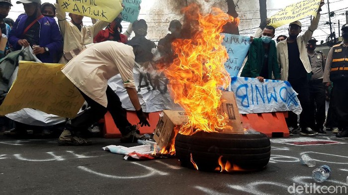 Bakar Ban-Vandalisme Warnai Demo Mahasiswa di Istana Bogor Sekelompok mahasiswa dari berbagai organisasi dan perguruan tinggi melakukan aksi monolak omnibuslaw di depan Istana Bogor, Jawa Barat.