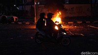 Mereka masih merusak dengan membakar fasilitas umum di kawasan itu.