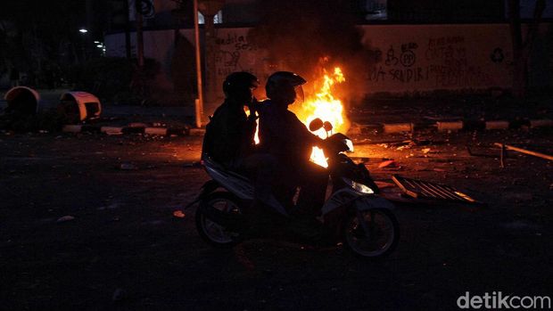 Saat ini suasana jalan di Balai Kota masih di penuhi massa dan mulai merusak dengan membakar fasilitas umum di kawasan itu.