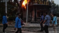 Massa di Balai Kota sebelumnya adalah massa yang menyemut di kawasan Patung Kuda.
