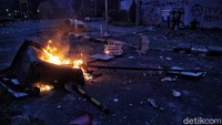Batu hingga sampah berserakan di jalan.