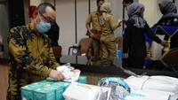 J Trust Bank mendonasikan sebesar suku bunga tahunan 0,1% dari total dana deposito yang terhimpun dari masyarakat berupa APD antara lain baju hazmat, masker medis, masker KN95, pelindung wajah, pelindung sepatu, dan sarung tangan lateks ke berbagai daerah diantaranya Sumatera Selatan, Sumatera Utara, Yogyakarta, Surabaya, Bali, Makassar dan Jakarta. Foto: dok. Pemprov Sumsel