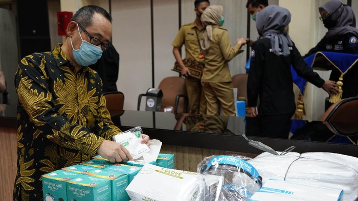 Kali ini giliran Sumatera Selatan yang kebagian bantuan APD untuk para tenaga medis yang berada di garda terdepan.