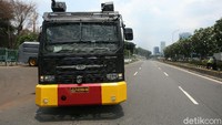 Water cannon pun juga disiagakan untuk mengantisipasi demo menolak omnibus law di DPR. 