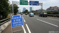 Arus lalu lintas di depan gedung DPR juga dialihkan.