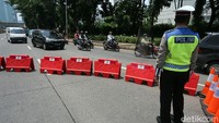 Polisi disiagakan untuk mengalihkan arus lalu lintas yang mengarah ke gedung DPR.