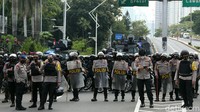 Polisi membentuk barikade untuk mengadang massa yang akan demo ke gedung DPR>