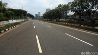 Ruas Jalan Gatot Subroto, tepatnya di depan gerbang utama Gedung DPR/MPR RI terlihat lengang.