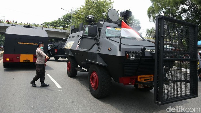 Barracuda-Water Cannon Amankan Demo Tolak Omnibus Law Kendaraan taktis seperti barracuda dan water cannon disiagakan di kawasan Taman Ria Senayan. Kendaraan itu untuk mengantisipasi demo menolak omnibus law di DPR.