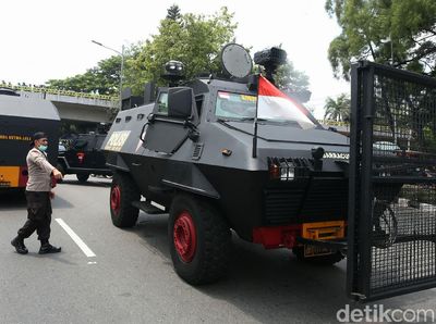 Barracuda-Water Cannon Amankan Demo Tolak Omnibus Law