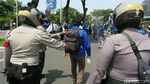 Begerak ke DPR, Buruh Diadang Polisi di Taman Ria Senayan