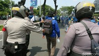 Massa buruh ini rencananya akan menggelar aksi di gedung DPR.
