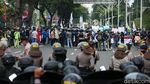 Begerak ke DPR, Buruh Diadang Polisi di Taman Ria Senayan