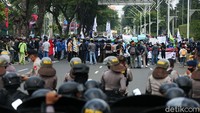 Polisi membentuk barikade di kawasan Taman Ria Senayan, Jakarta.