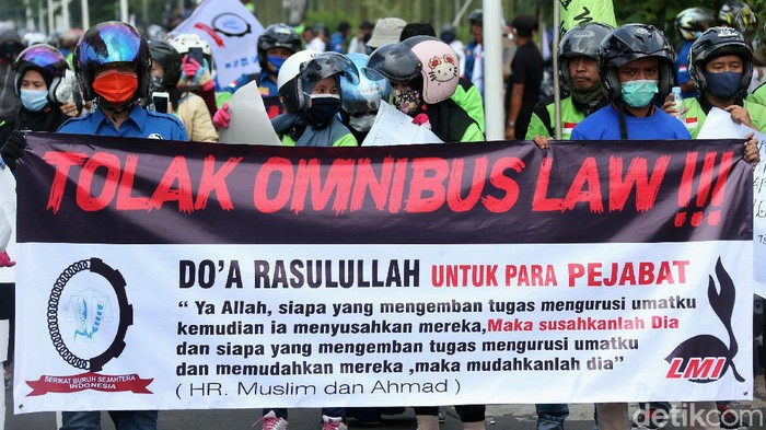 Massa buruh kembali melakukan aksi tolak omnibus law UU Cipta Kerja. Mereka mencoba bergerak menuju DPR, tapi diadang polisi di kawasan Senayan.