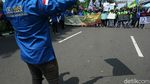 Begerak ke DPR, Buruh Diadang Polisi di Taman Ria Senayan