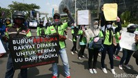 Massa buruh berorasi menolak omnibus law UU Cipta Kerja.