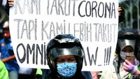 Para peserta aksi juga membawa poster berisi kekawatirannya terkait omnibus law UU Cipta Kerja.