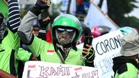 Karena tak bisa ke DPR, para pendemo menyuarakan aspirasinya di kawasan Taman Ria Senaya. 